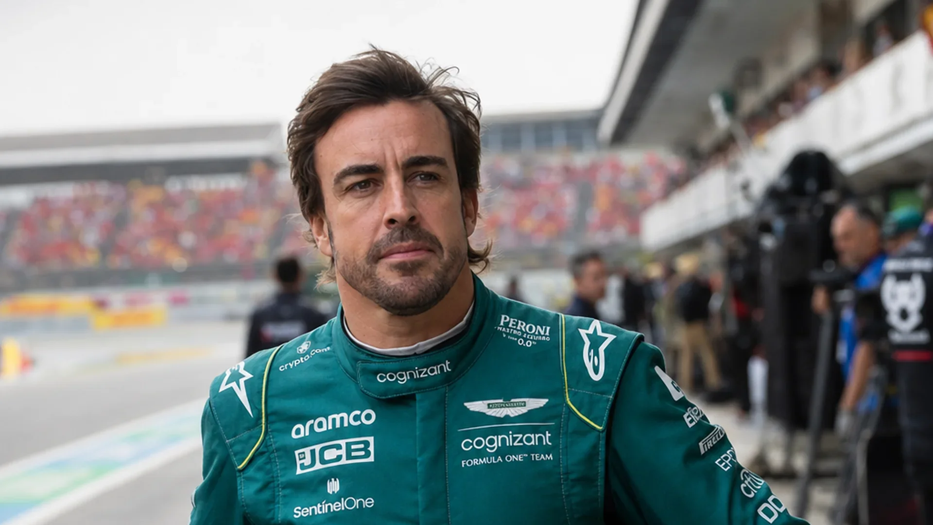 Fernando Alonso in zijn groene Aston Martin-pak in de pitstraat tijdens een raceweekend