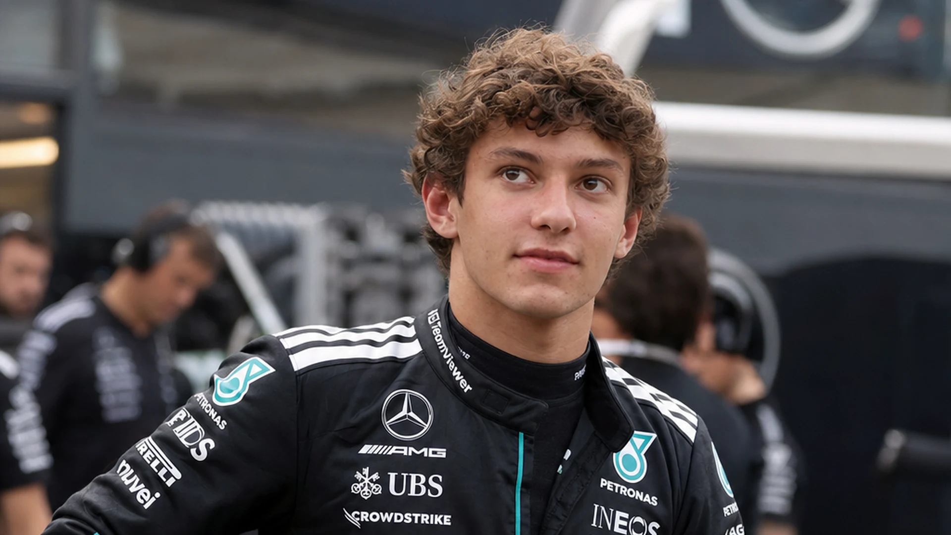 Kimi Antonelli in zijn zwarte Mercedes-racepak in de paddock tijdens een raceweekend