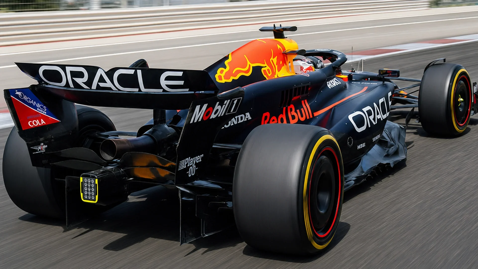 Een Red Bull Formule 1-auto in volle vaart op het circuit met zicht op de motor