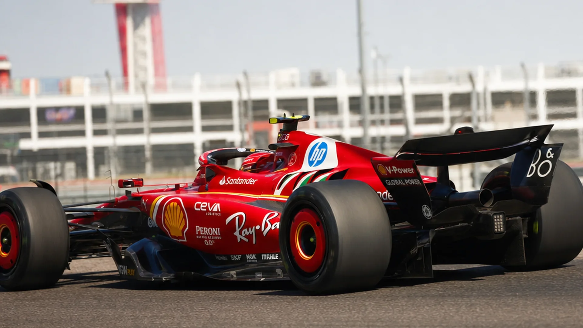 De Ferrari in rode teamkleuren op het circuit, met de achterkant en power unit in beeld