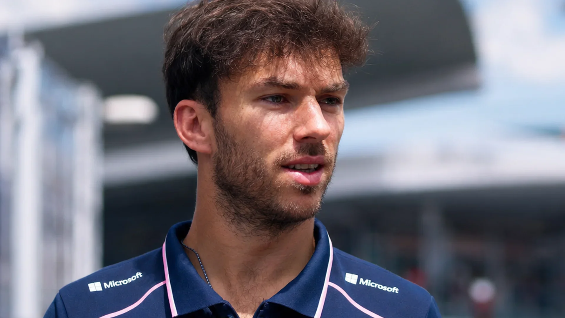 Pierre Gasly in Alpine-kleding loopt door de paddock tijdens een raceweekend