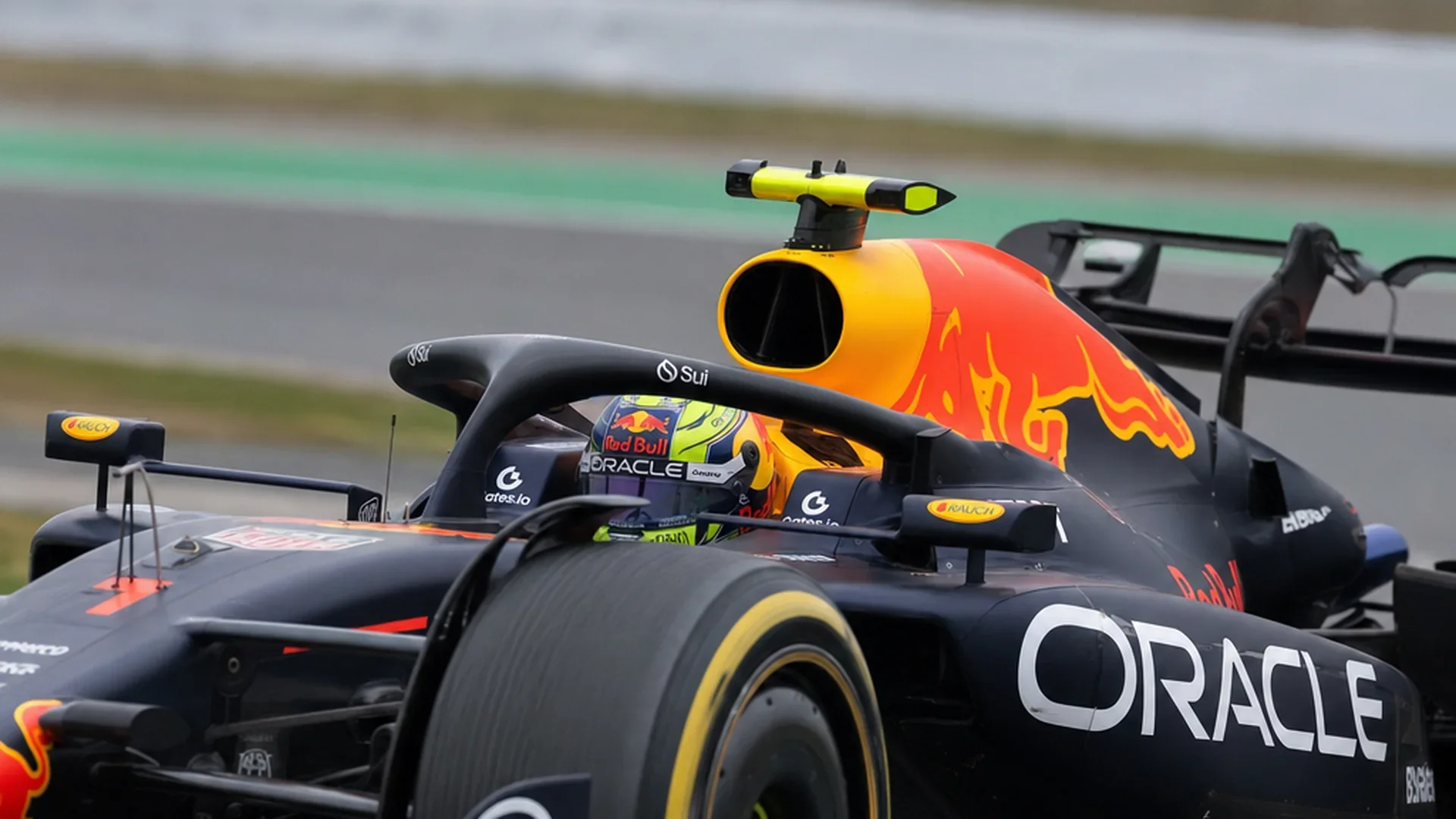 De donkerblauwe Red Bull met Isack Hadjar achter het stuur tijdens een raceweekend