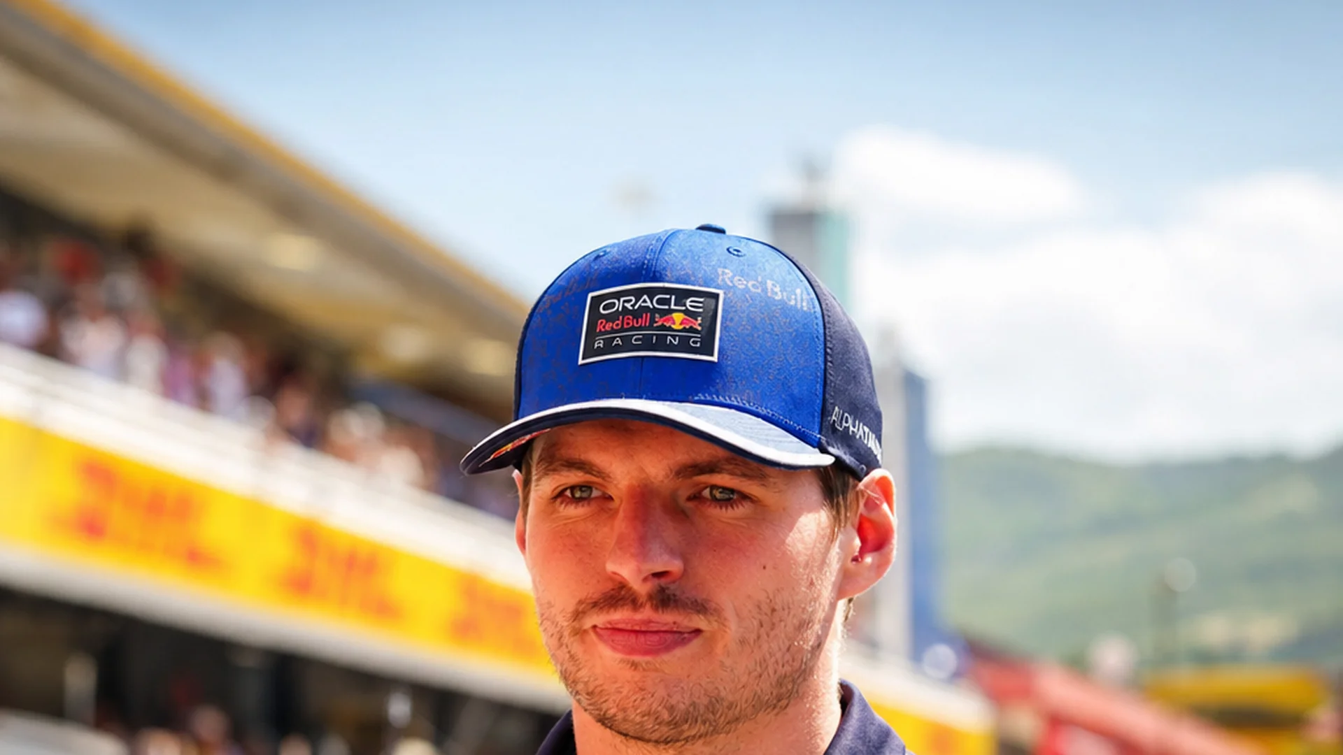 Max Verstappen met Red Bull-pet in de paddock van het circuit van Barcelona