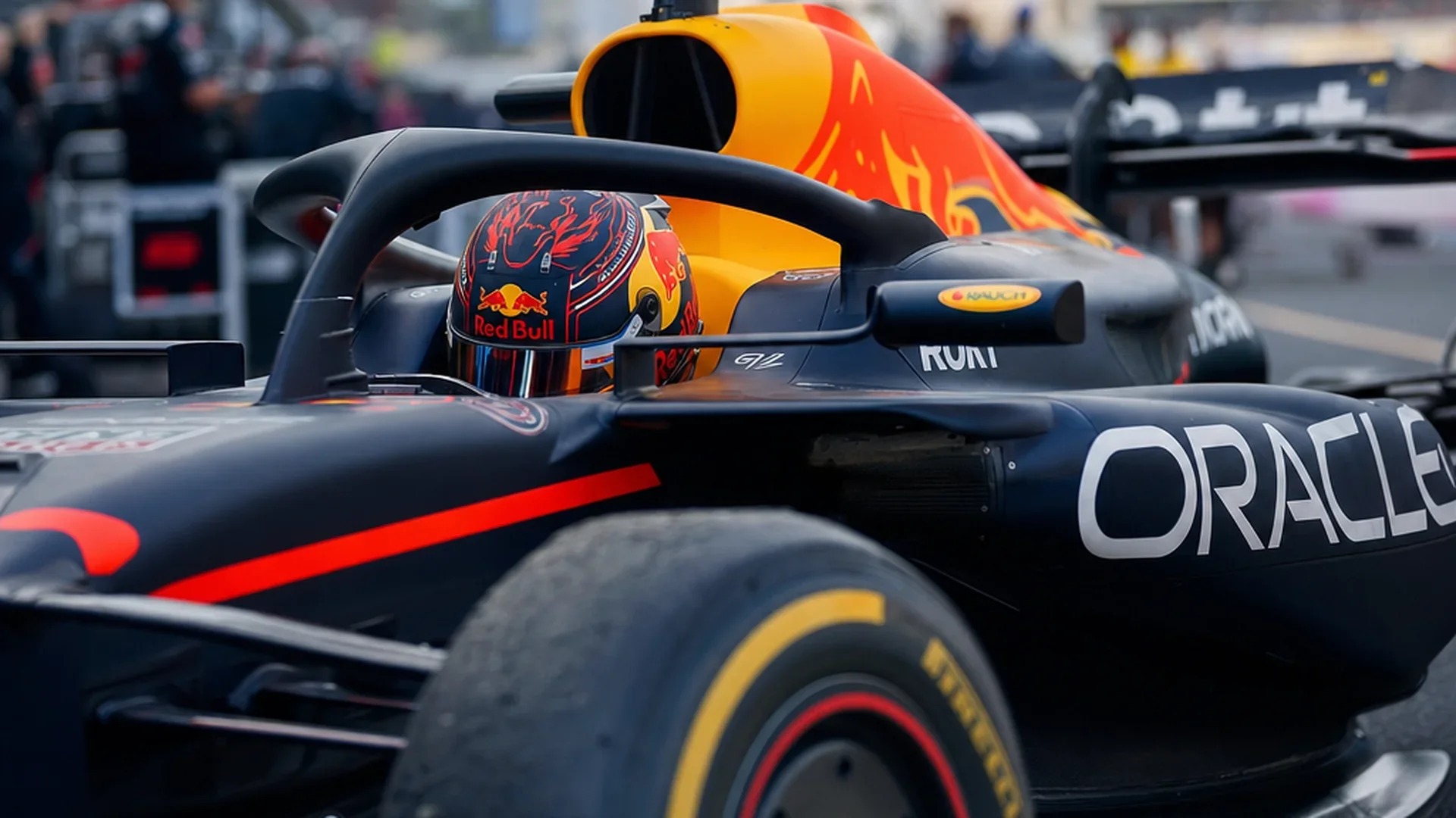 De Red Bull RB22 in Oracle-kleuren met de helm van de coureur in de cockpit, vizier dicht