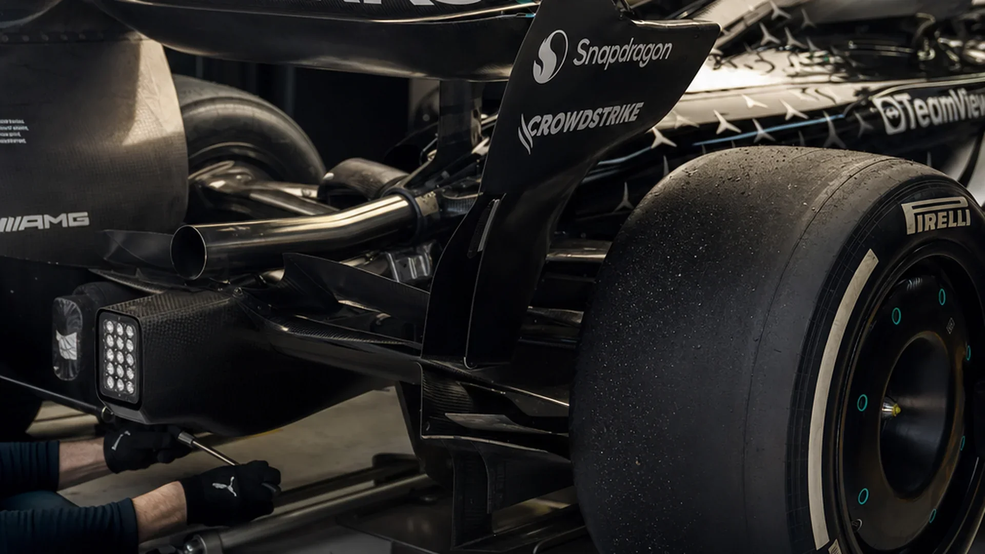 De diffuser en achtervloer van de Mercedes W17 in de garage, waar de verboden truc zat
