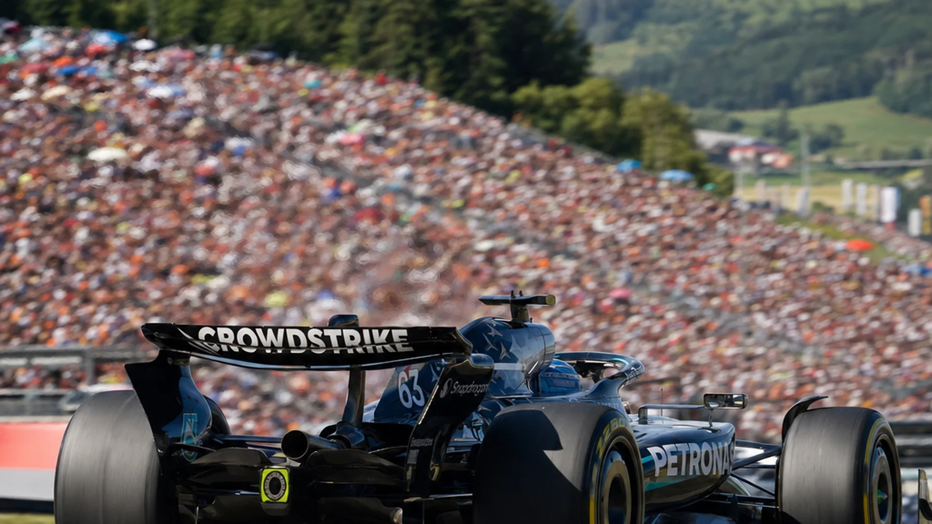 De Mercedes met Crowdstrike-achtervleugel op het circuit van Spielberg