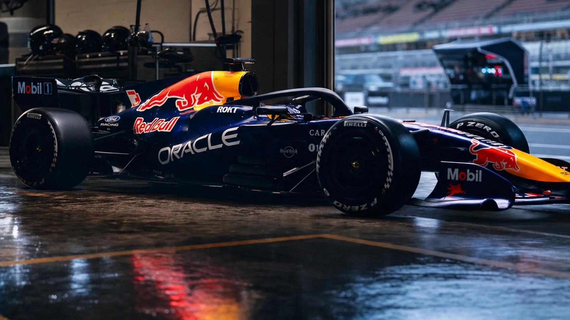 De Red Bull RB22 in teamkleuren in de garage tijdens een raceweekend