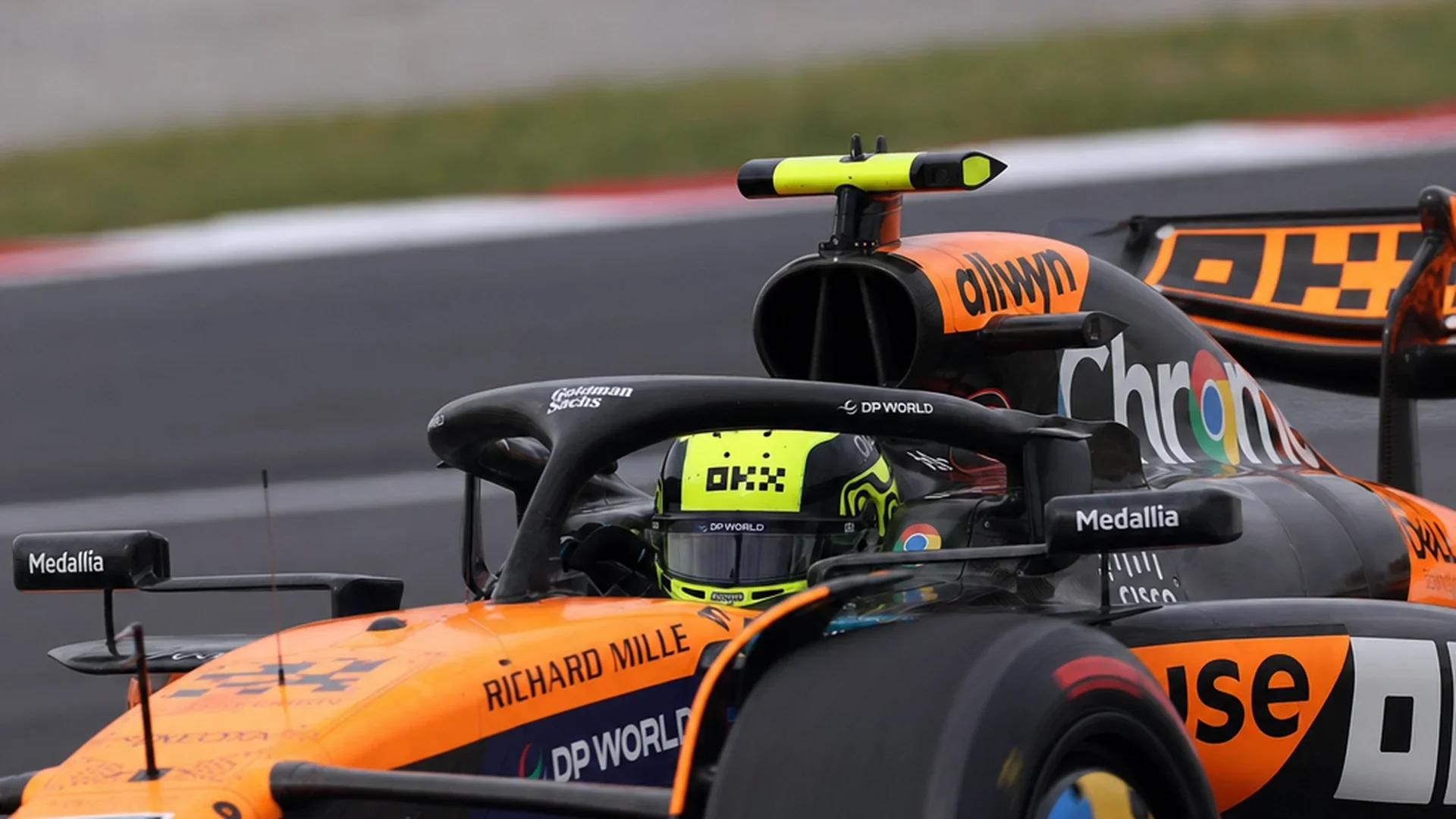 De papaja-kleurige McLaren met Lando Norris achter het stuur tijdens een raceweekend