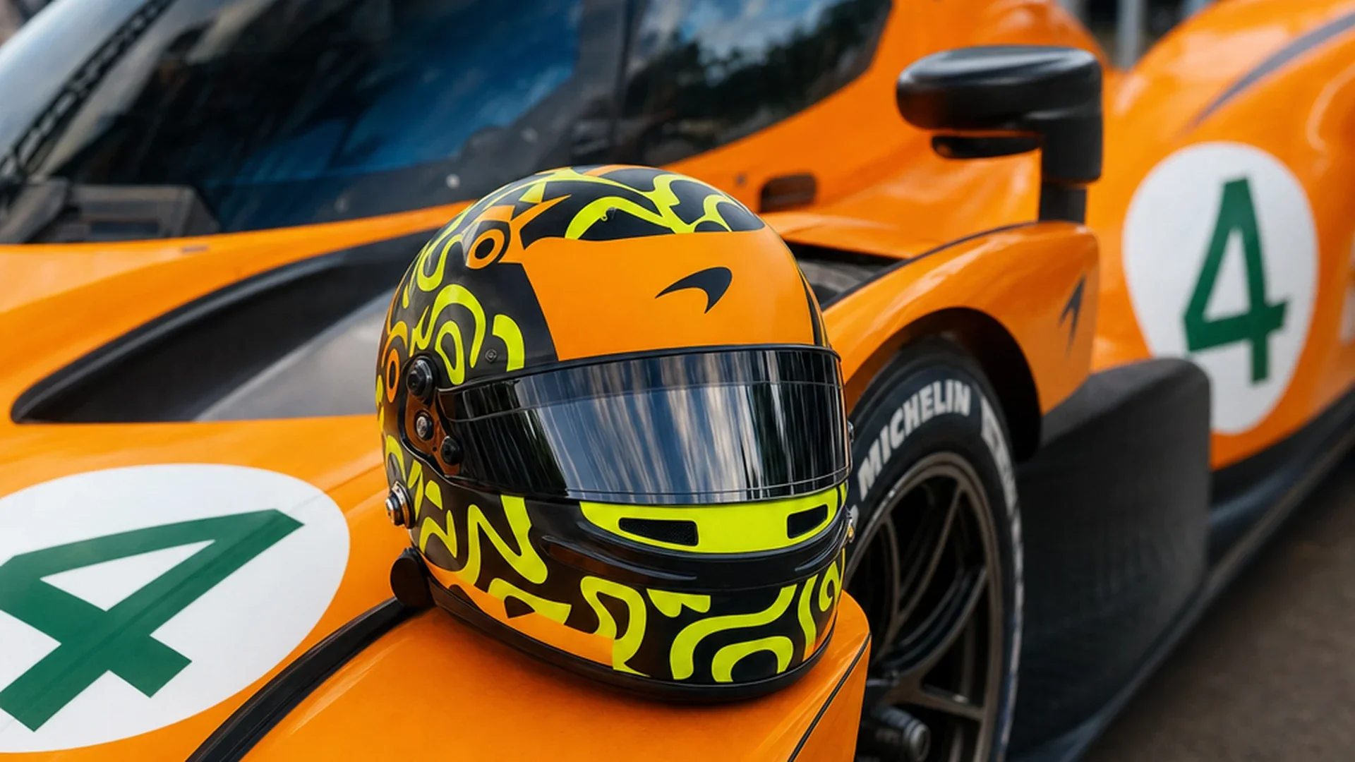 Norris rijdt McLarens Le Mans-hypercar de heuvel op, en droomt hardop van Rossi