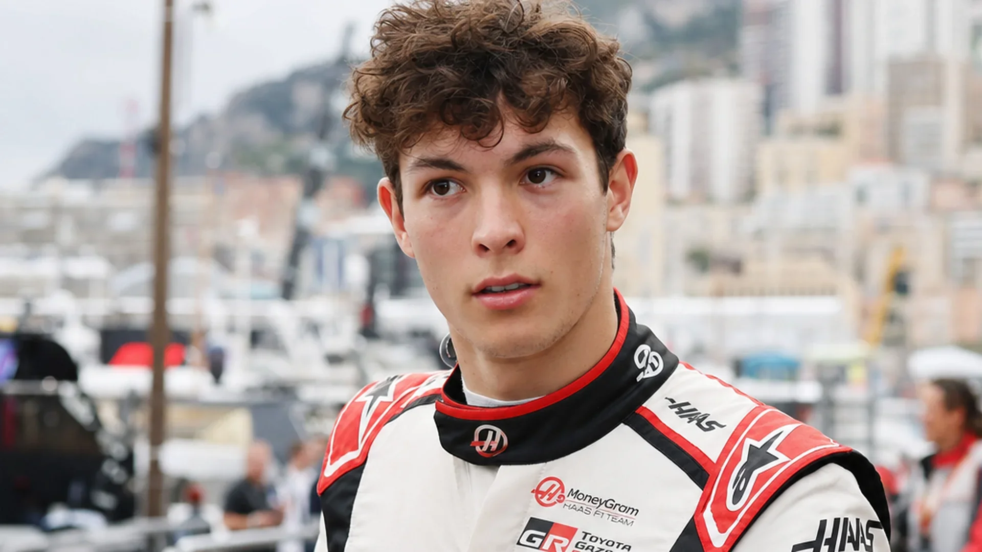 Ocon en Bearman botsen op de boordradio in Monaco