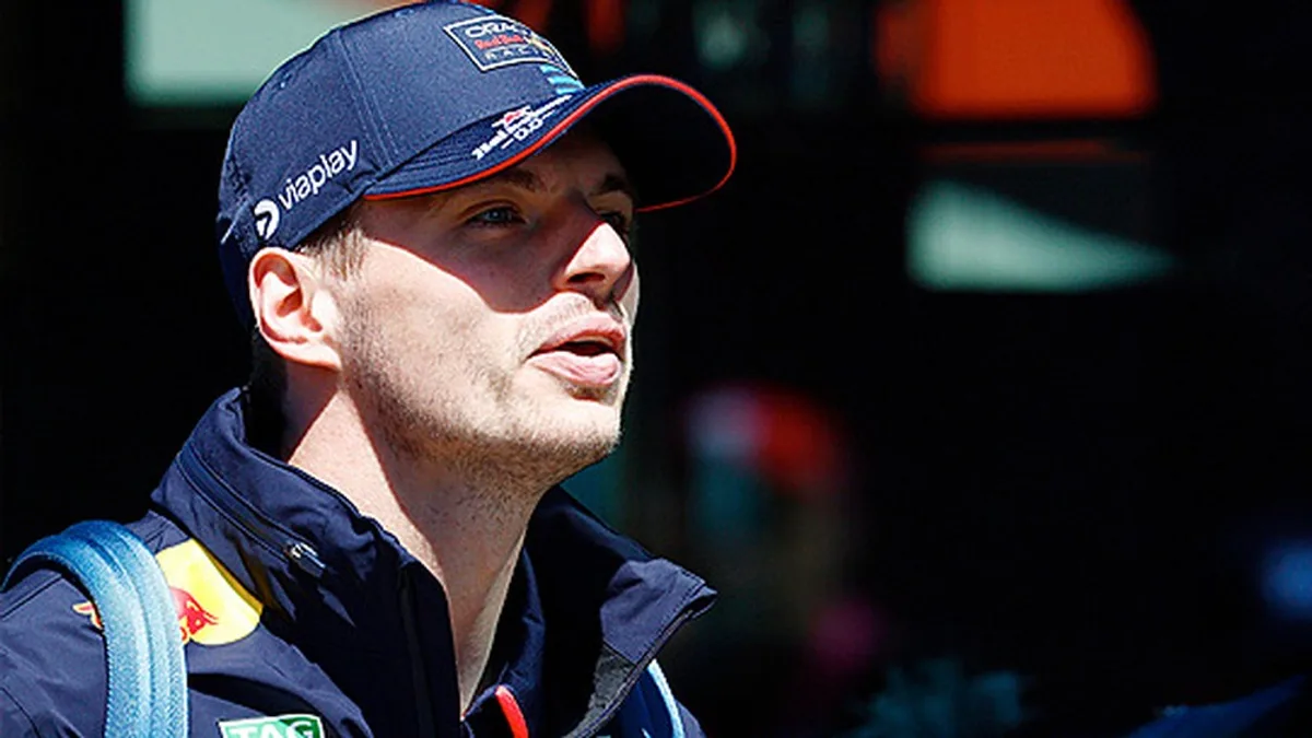 OVERBOORD. Verstappen vloekt er op los, Norris baalt