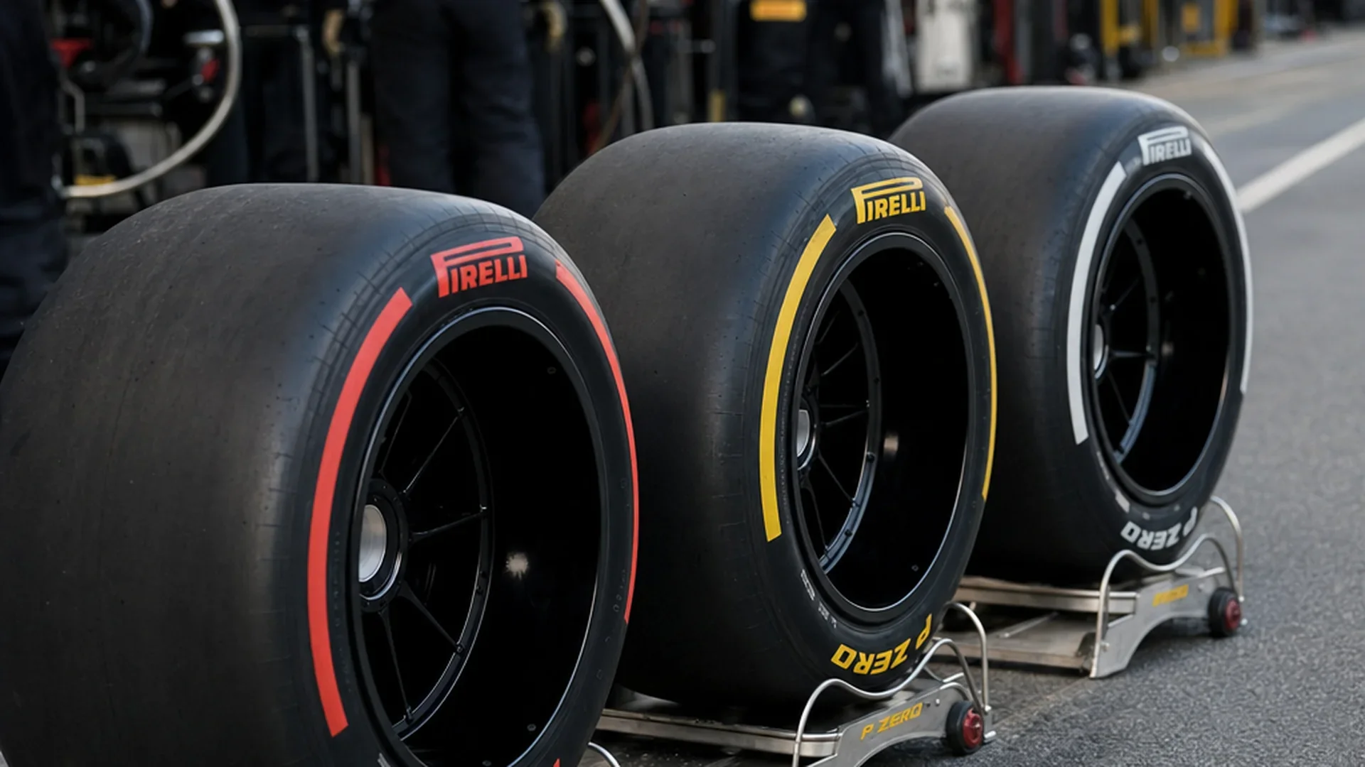 Pirelli F1-banden in zacht, medium en hard op tyrestands in de pitstraat