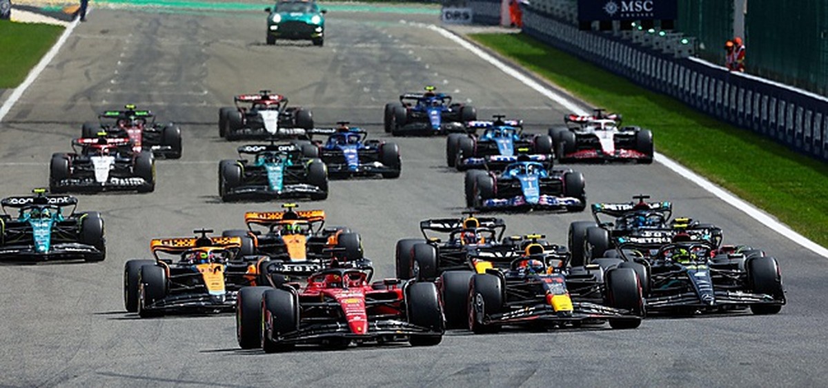 PITSTOP. Geknetter bij Ferrari en Mercedes, Ricciardo gewaarschuwd