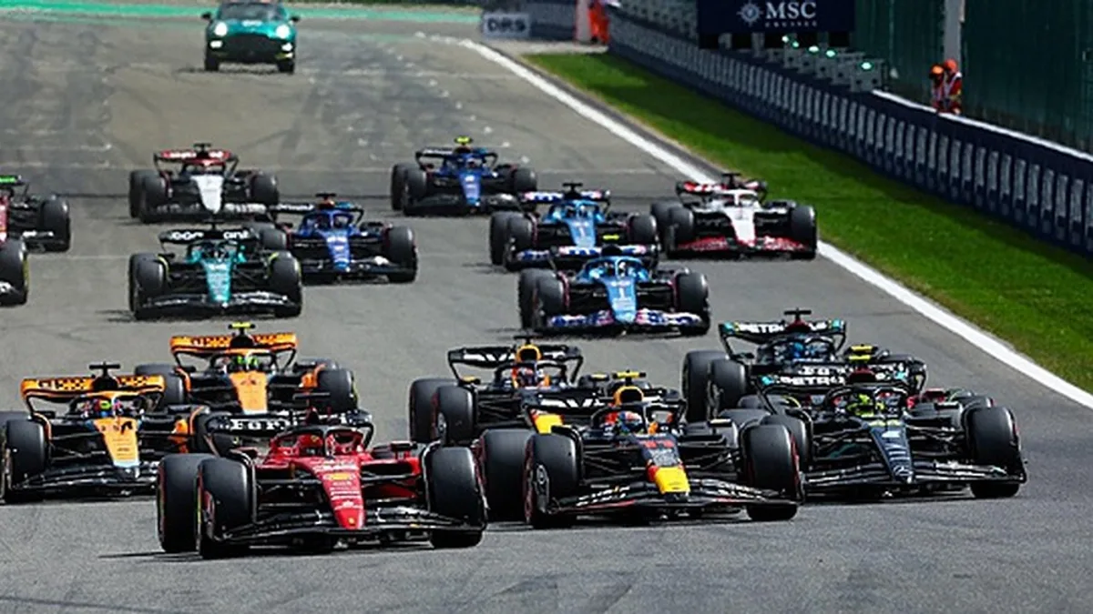 PITSTOP. Geknetter bij Ferrari en Mercedes, Ricciardo gewaarschuwd
