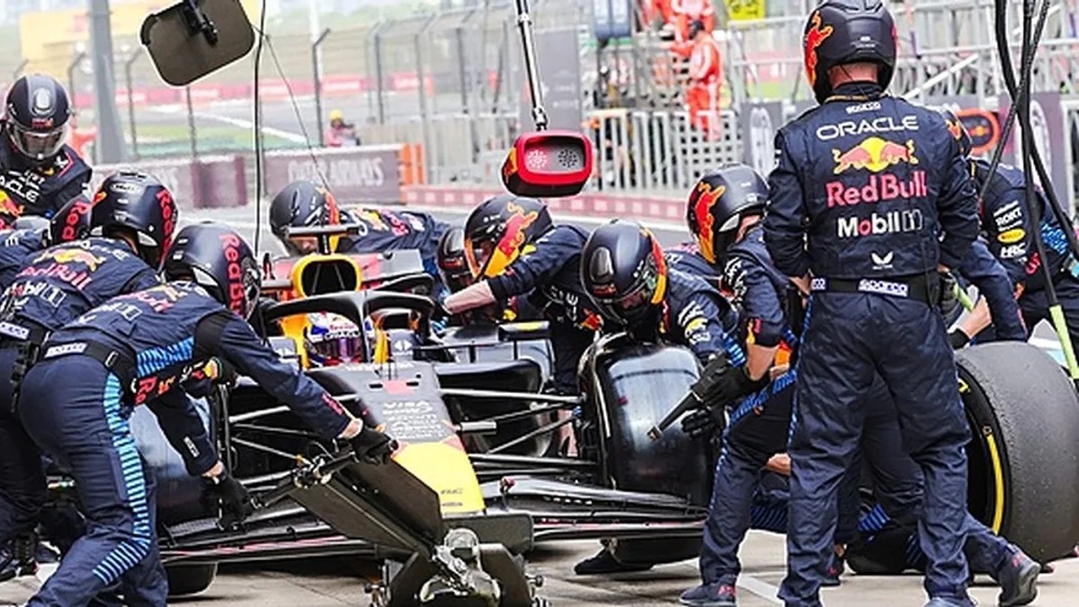 Prachtige beelden tonen dominantie Red Bull Racing in de pitstraat aan