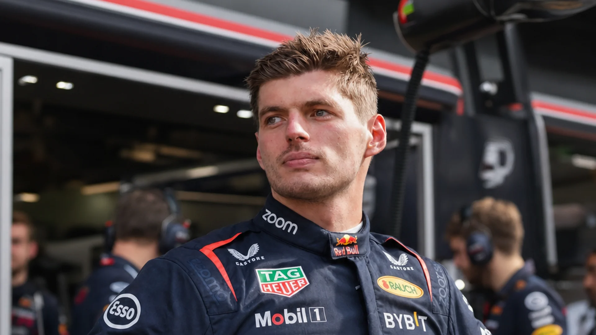 Max Verstappen kijkt ernstig voor de Red Bull-garage