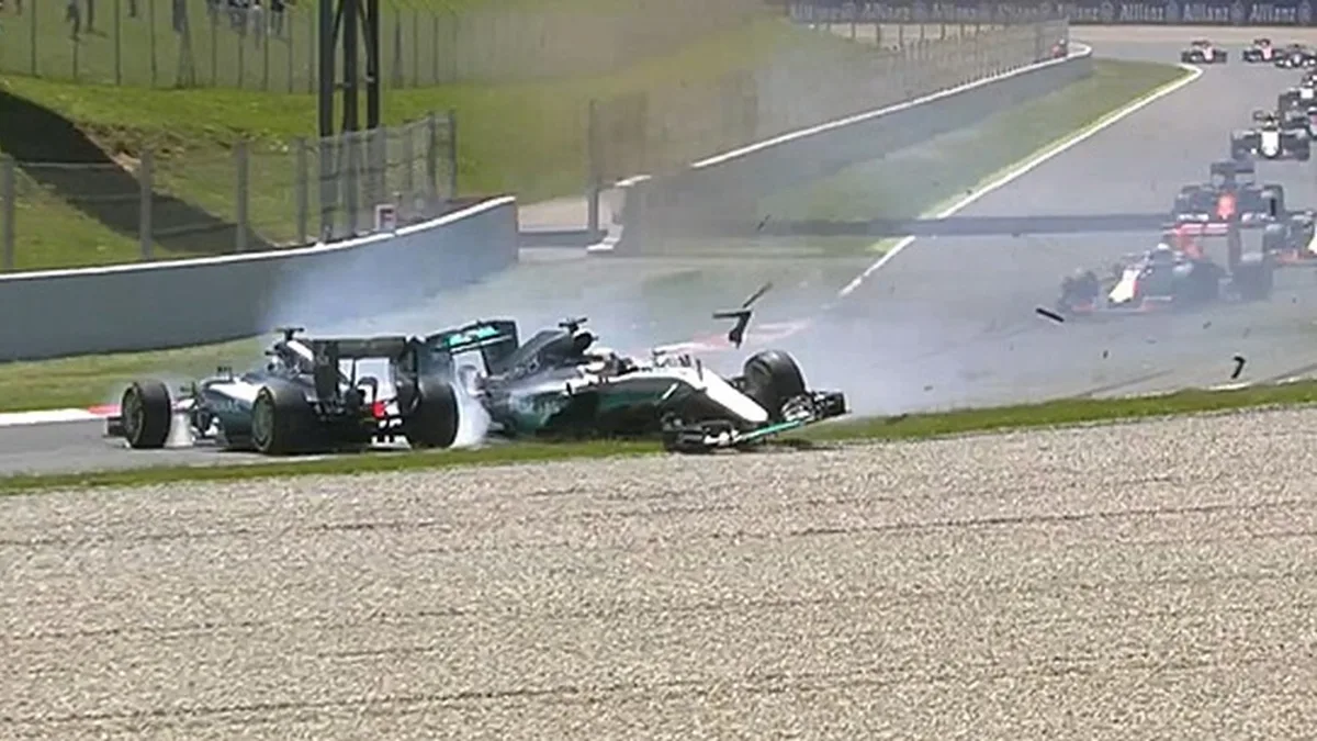 Rosberg onthult bizar bedrag na clash met Hamilton: 'Deed echt pijn'