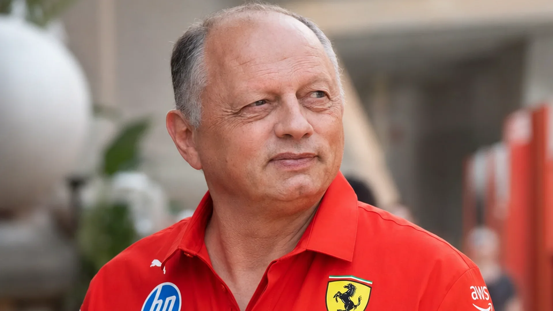 Ferrari-teambaas Fred Vasseur in rood teamshirt in de paddock van Monaco