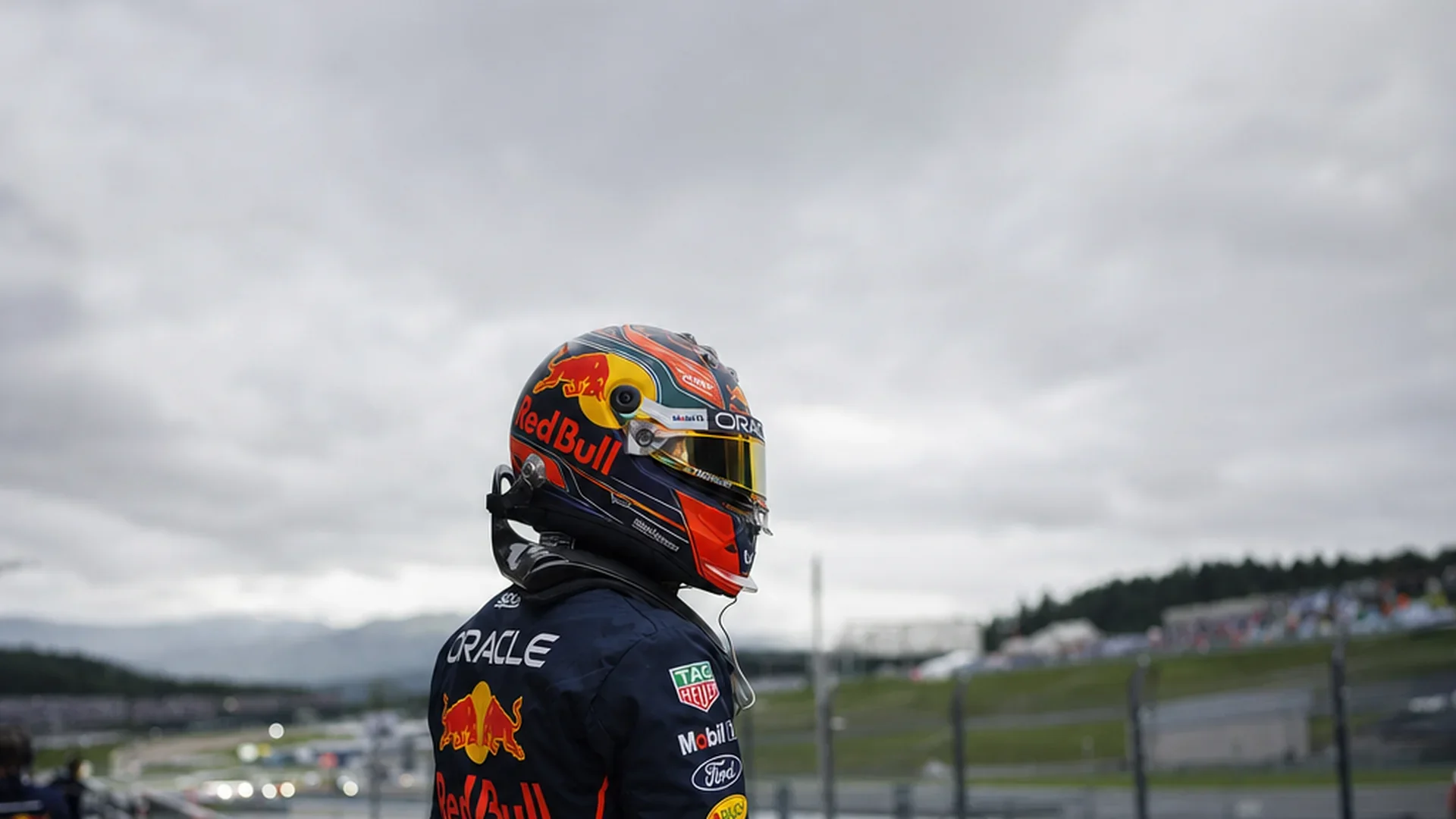 De helm van een Red Bull-coureur met gesloten vizier langs de pitmuur in Spielberg