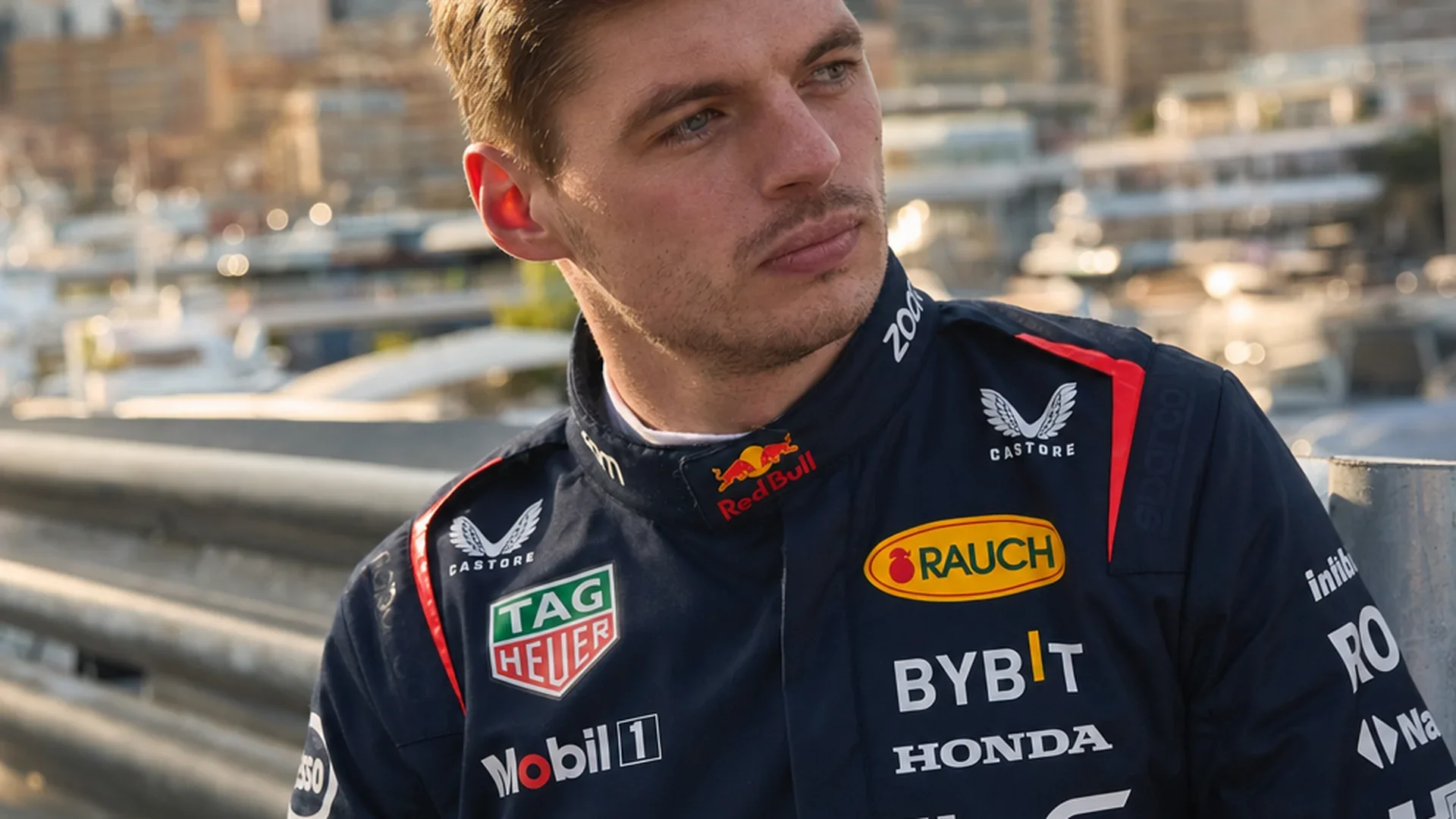 Max Verstappen kijkt peinzend uit over de haven van Monaco tijdens het raceweekend