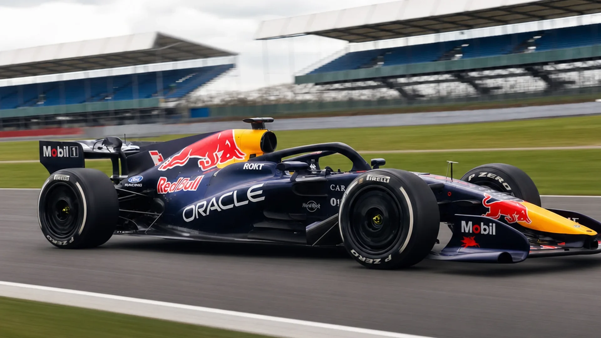 De Red Bull RB22 in blauwe livery op volle snelheid langs de tribunes van Silverstone