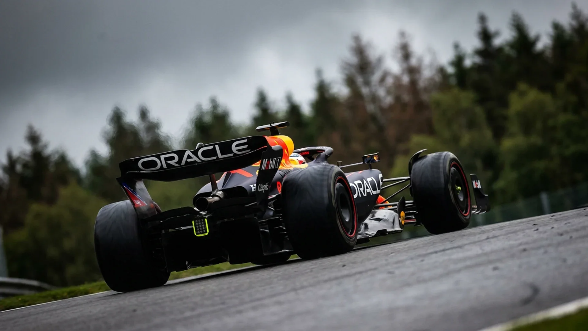 Verstappen slaat alarm over Eau Rouge: 'Super gevaarlijk'