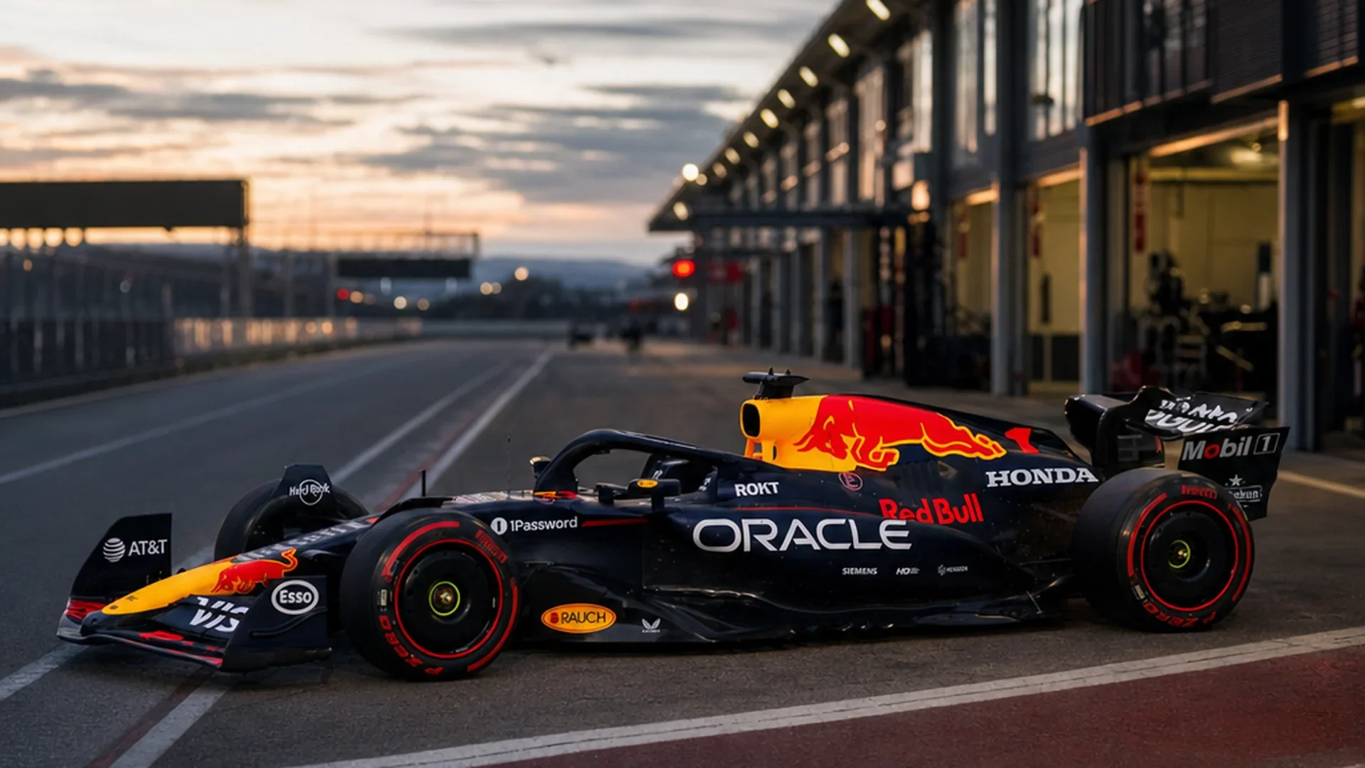 De Red Bull Formule 1-wagen alleen in een verlaten pitstraat bij schemering