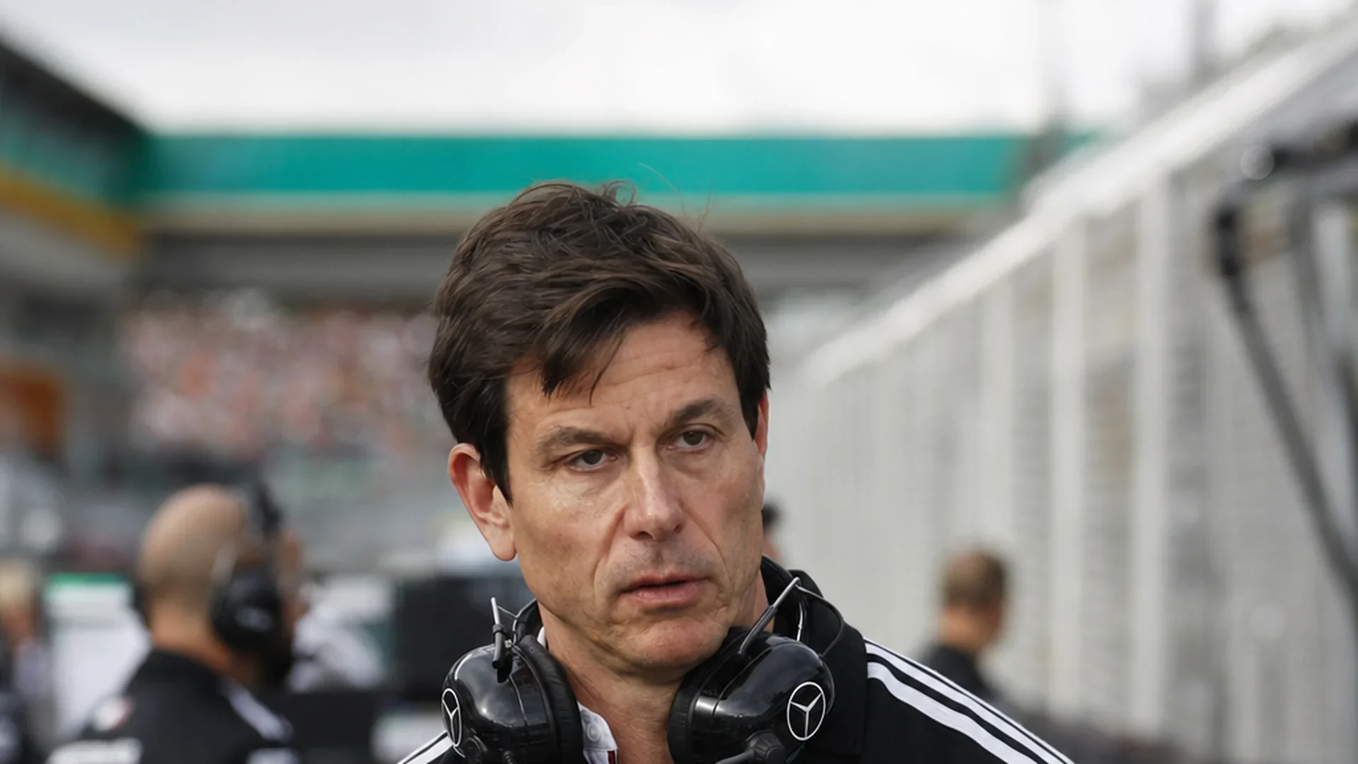 Toto Wolff kijkt bezorgd vanaf de Mercedes-pitmuur tijdens een raceweekend